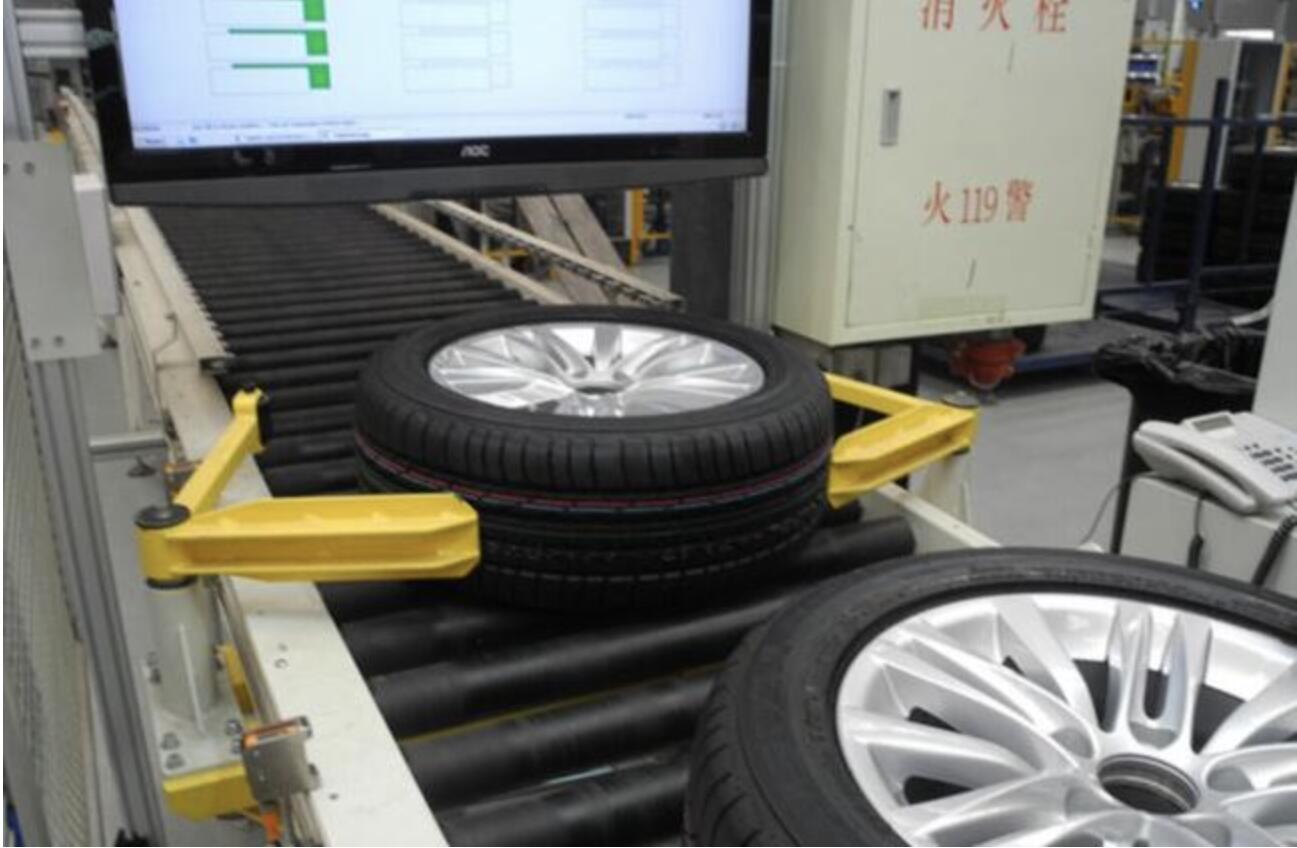 convoyeur &agrave; rouleaux pour pneus