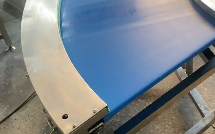 Convoyeur &agrave; courroie incurv&eacute; &agrave; bordure de couteau