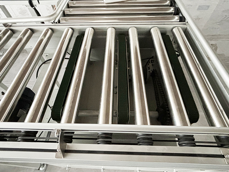 convoyeur &agrave; rouleaux emball&eacute; dans une bo&icirc;te - convoyeur &agrave; rouleaux de transfert de levage