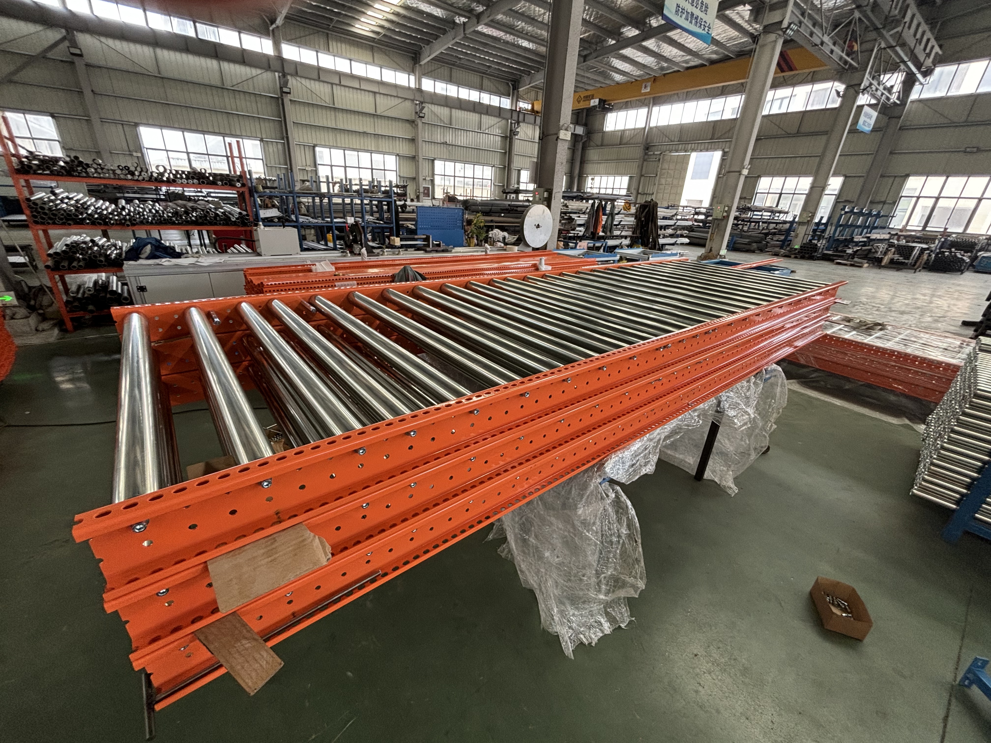 rail &agrave; rouleaux pour syst&egrave;me de rayonnage modulaire