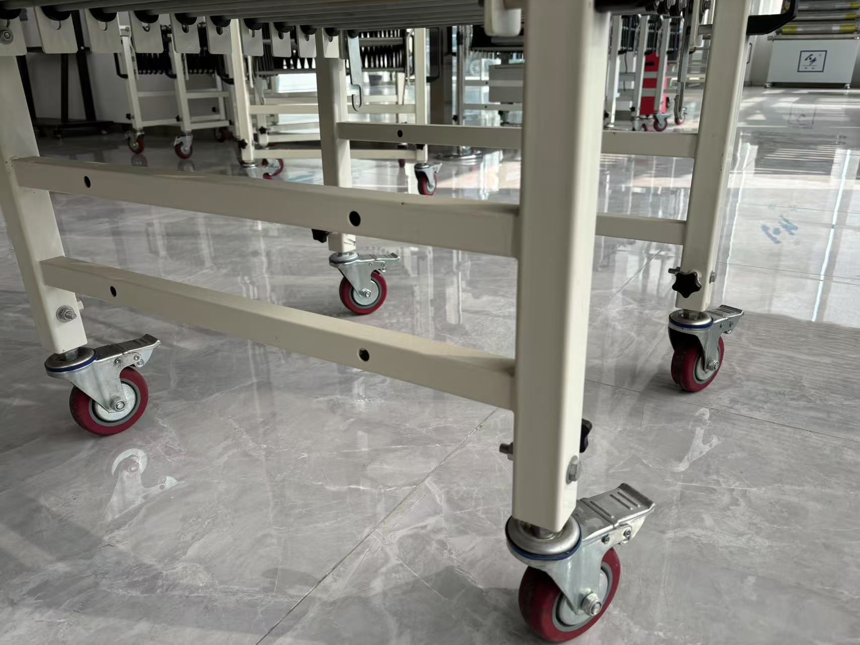 Convoyeur &agrave; rouleaux extensible flexible avec chiens