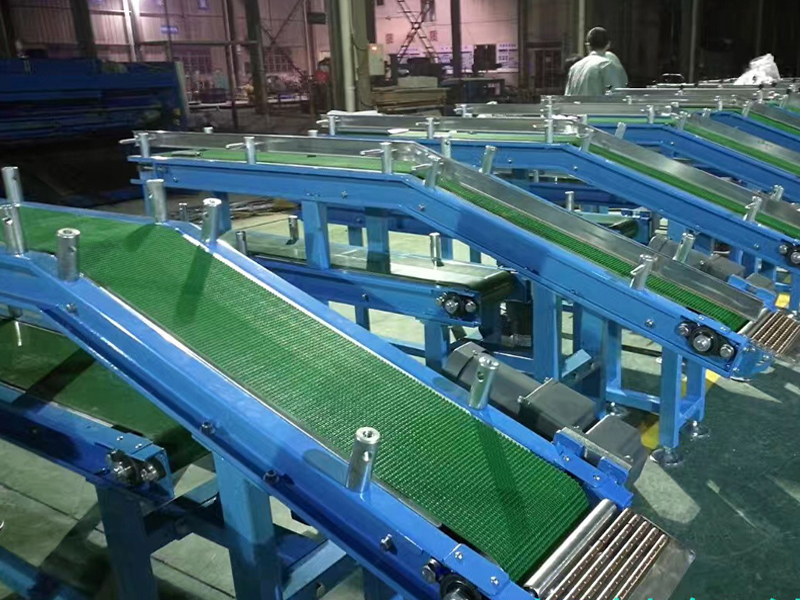 Convoyeur &agrave; courroie inclin&eacute;