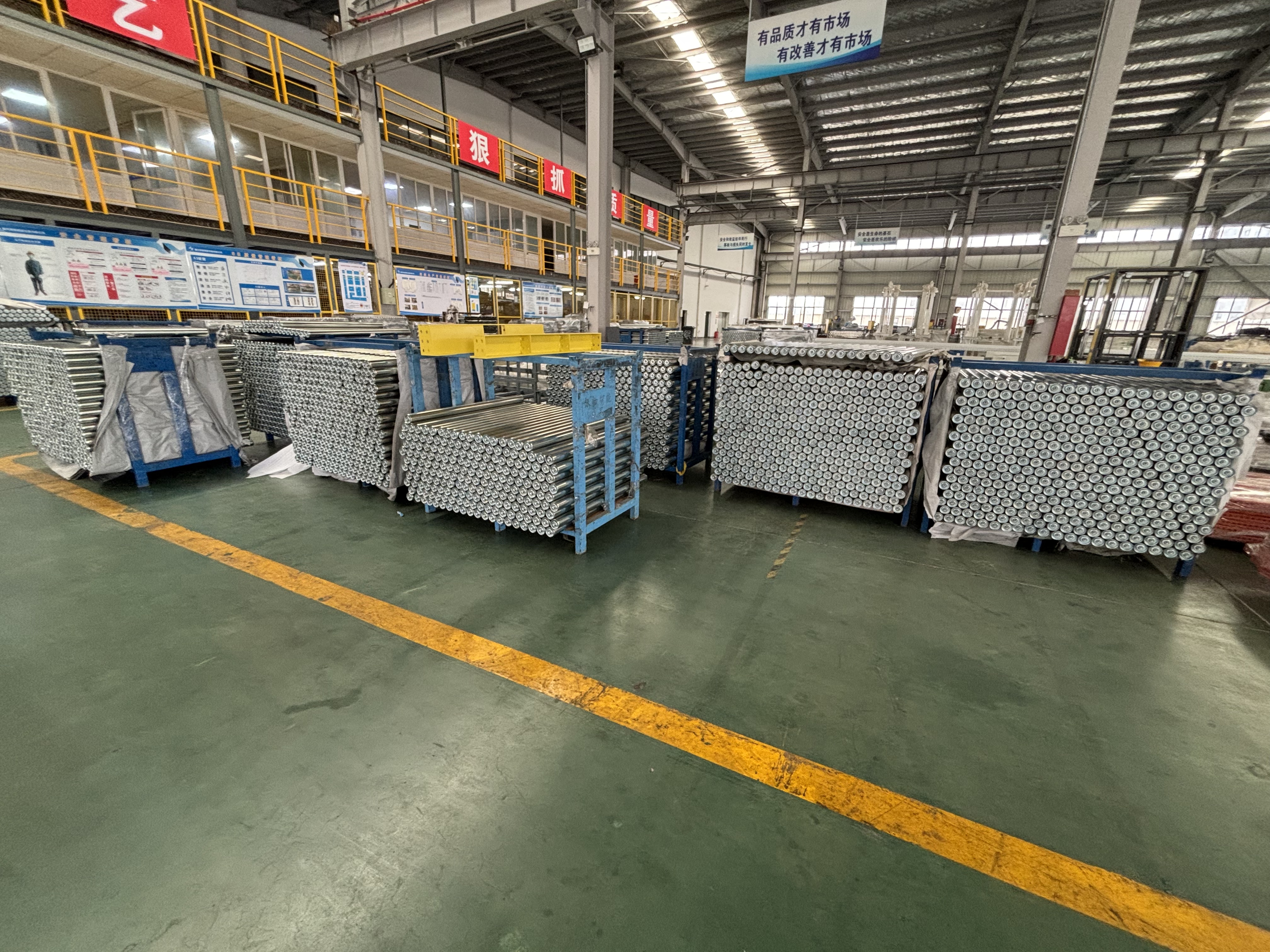 rouleau &agrave; gravit&eacute; pour rail d'&eacute;coulement de palettes