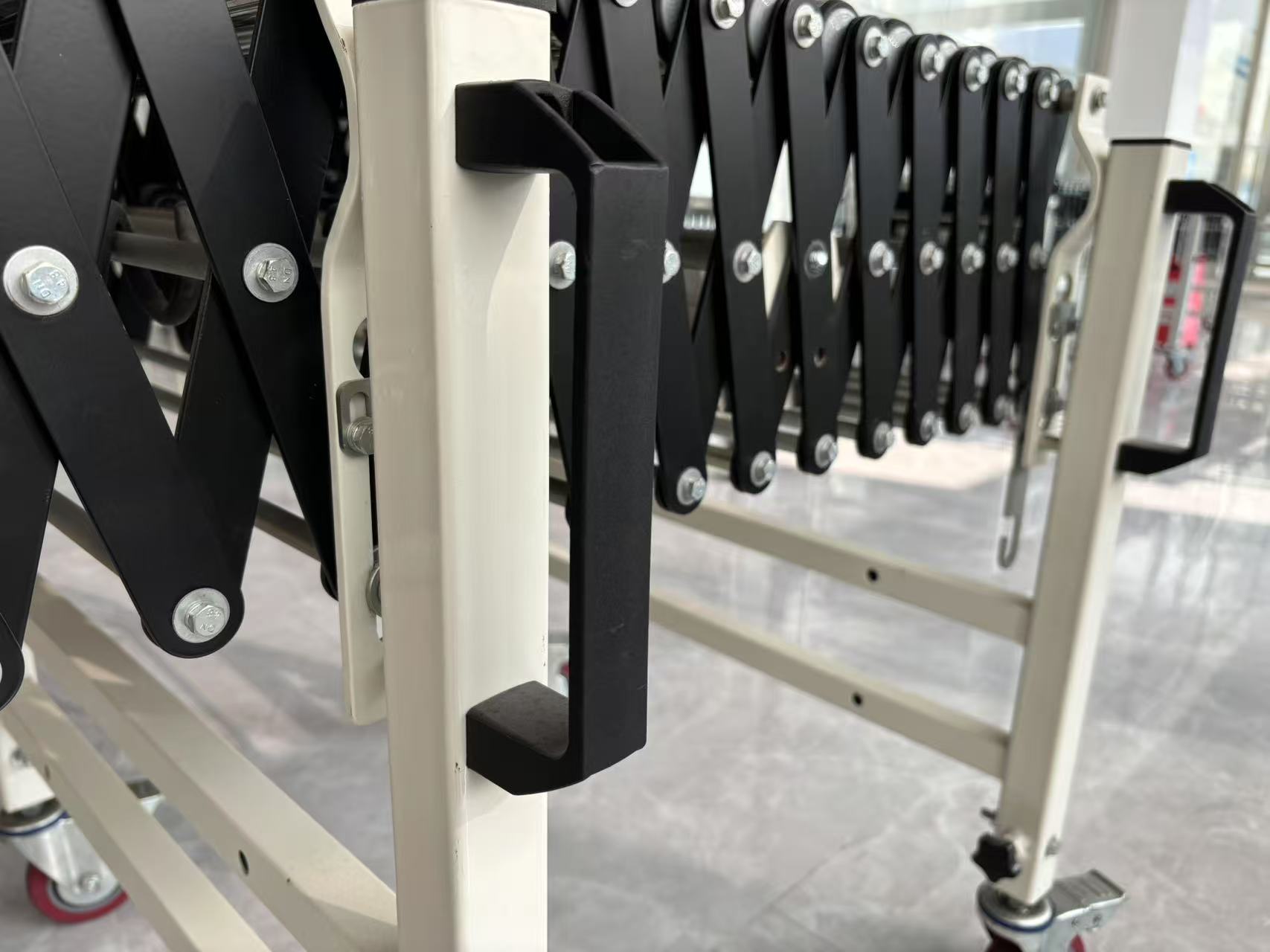 Poign&eacute;e de convoyeur &agrave; rouleaux extensible flexible