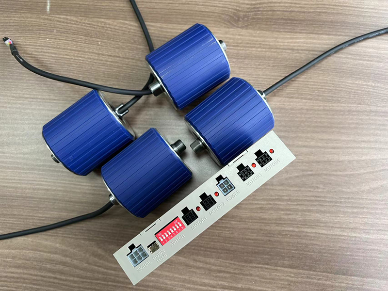 1 contr&ocirc;leur entra&icirc;ne 4 rouleaux