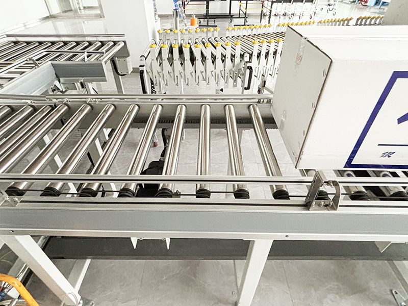 convoyeur &agrave; rouleaux droit emball&eacute; dans une bo&icirc;te