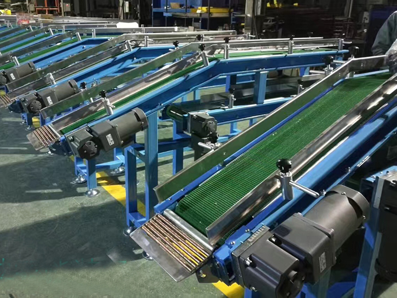 Convoyeur &agrave; courroie inclin&eacute;